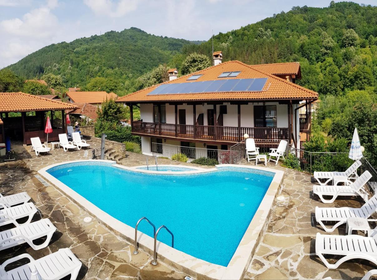 Family Hotel Chiflik Hills Extérieur photo