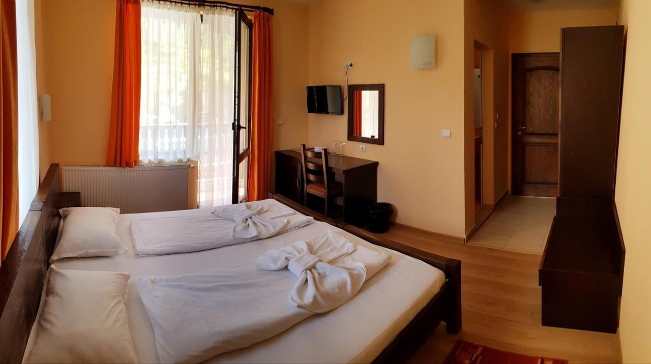 Family Hotel Chiflik Hills Extérieur photo