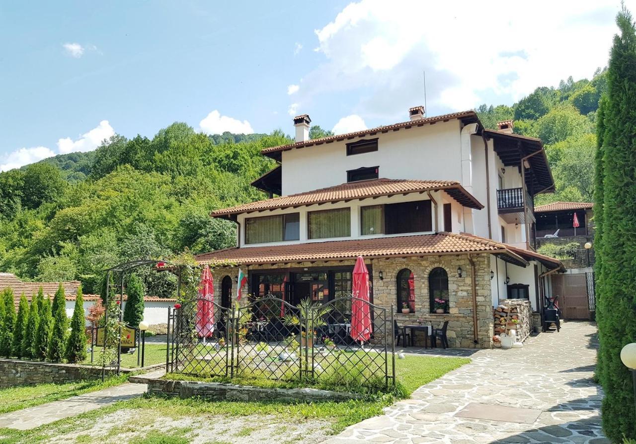 Family Hotel Chiflik Hills Extérieur photo