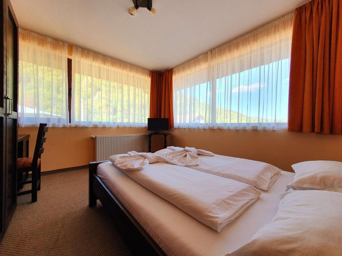 Family Hotel Chiflik Hills Extérieur photo