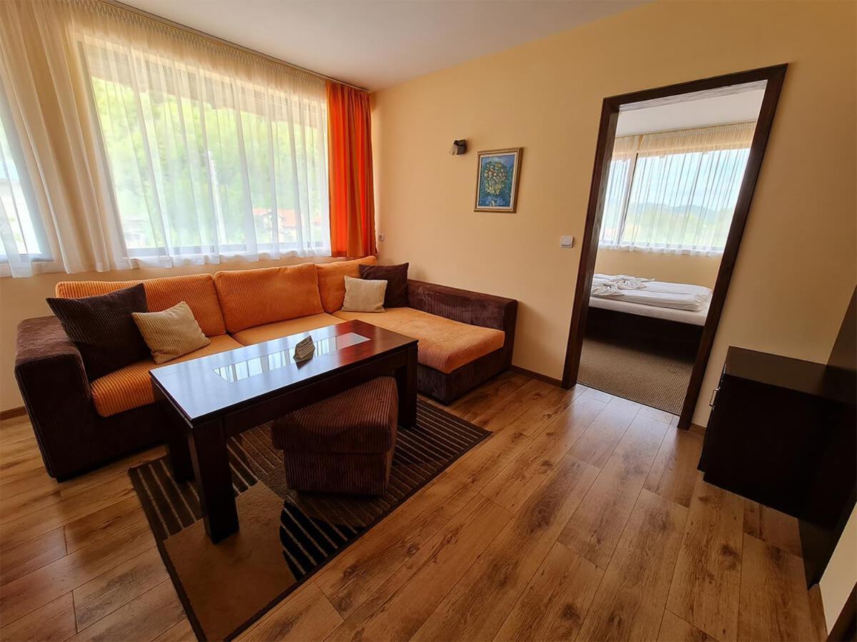Family Hotel Chiflik Hills Extérieur photo
