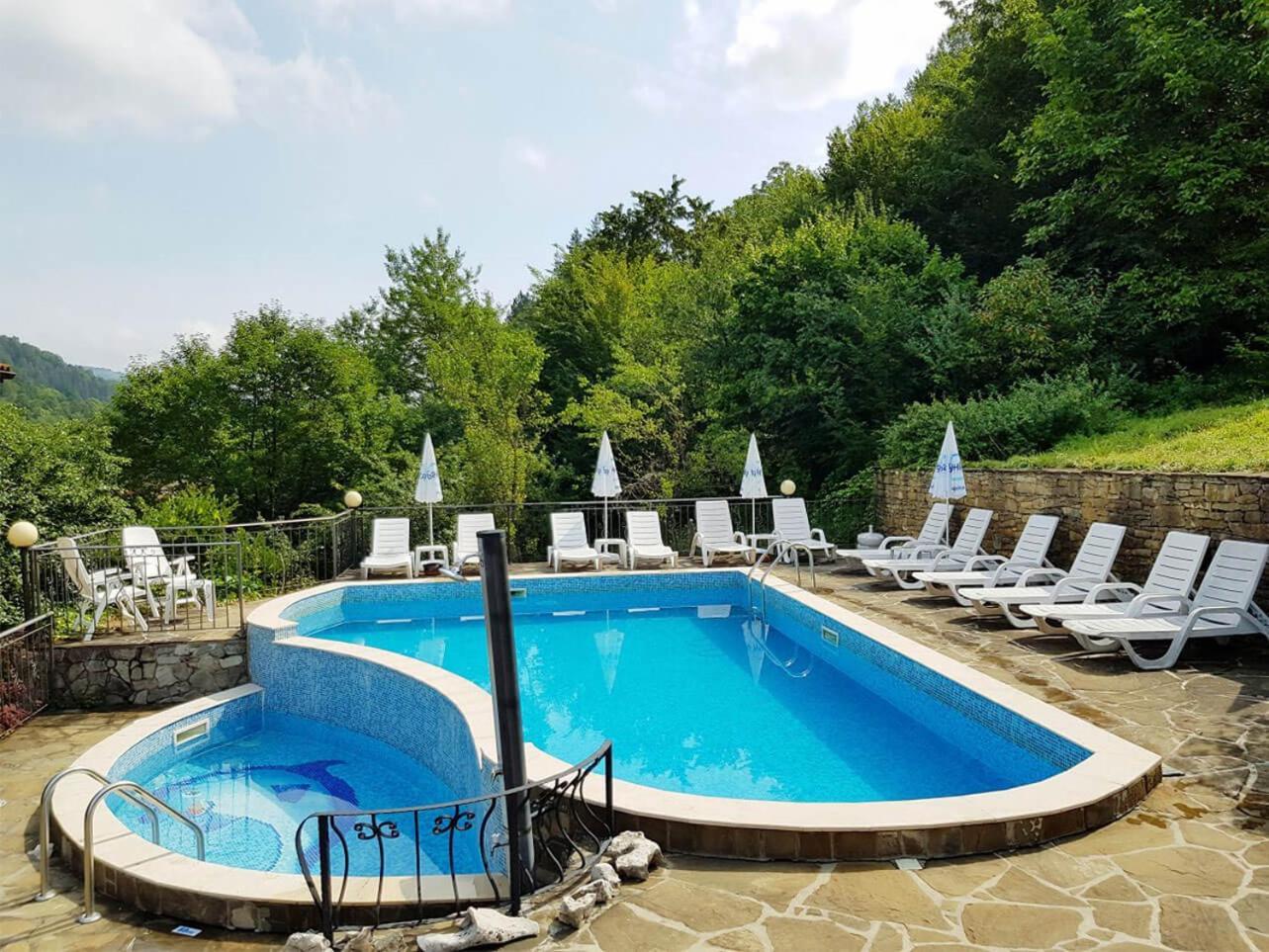 Family Hotel Chiflik Hills Extérieur photo