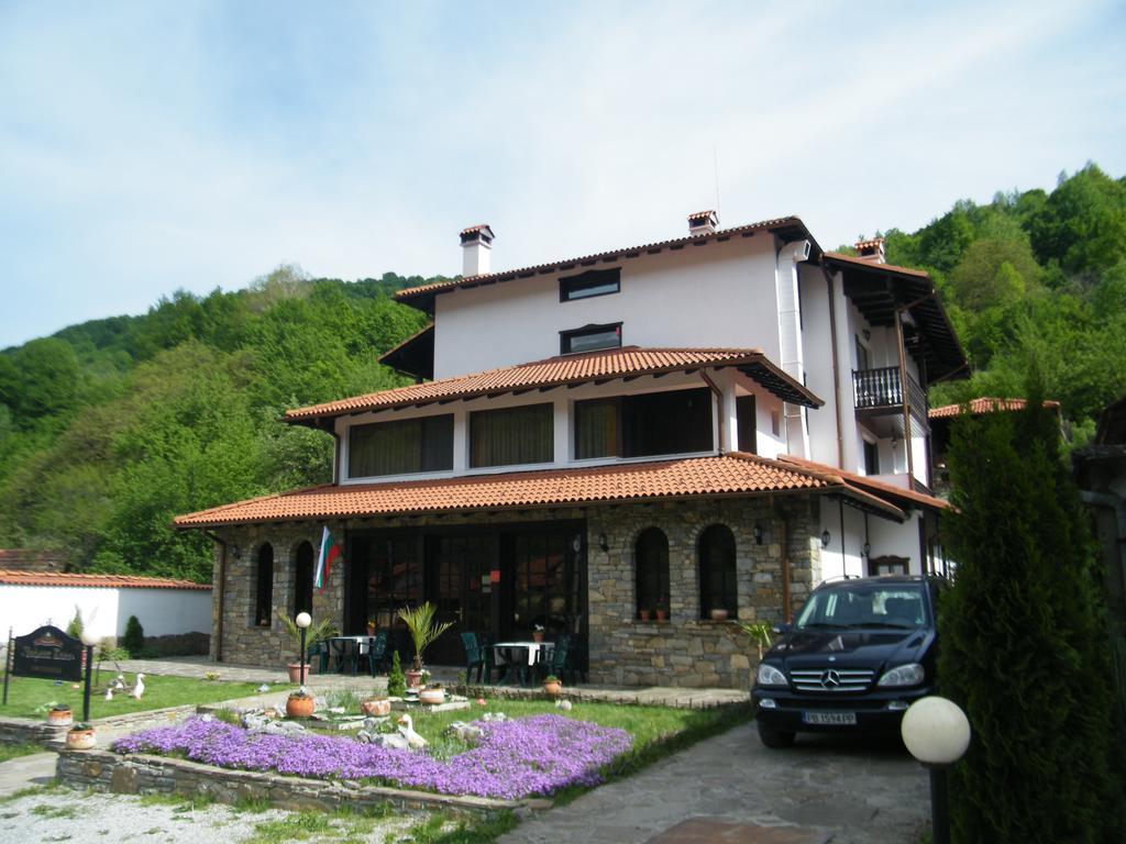 Family Hotel Chiflik Hills Extérieur photo