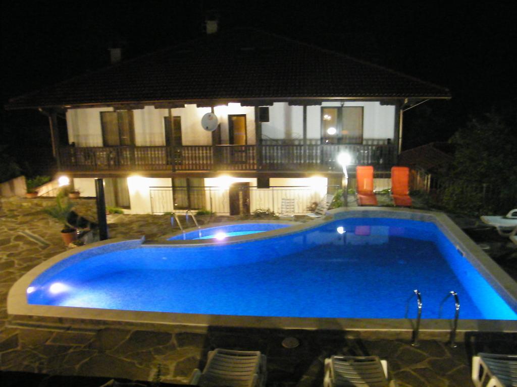 Family Hotel Chiflik Hills Extérieur photo