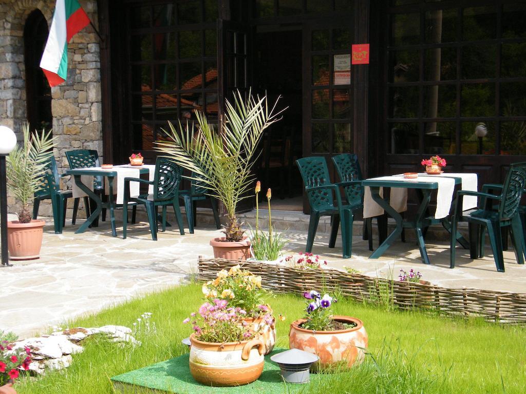 Family Hotel Chiflik Hills Extérieur photo