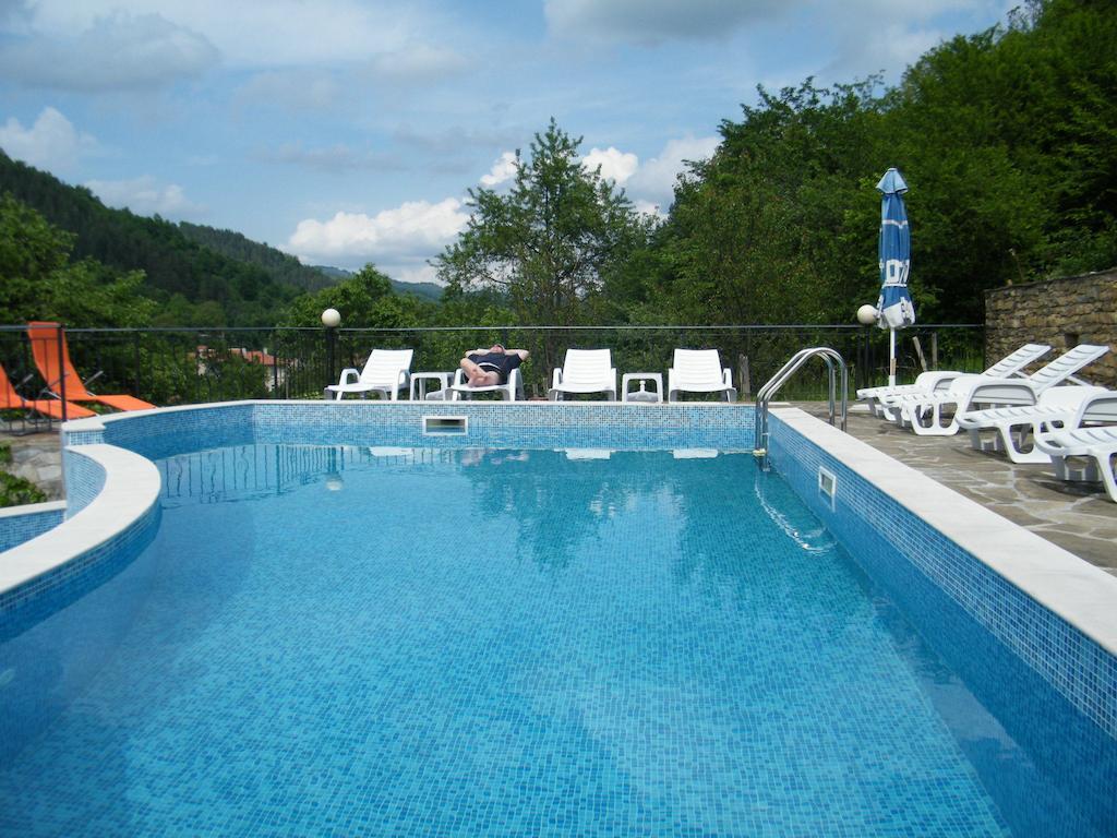 Family Hotel Chiflik Hills Extérieur photo