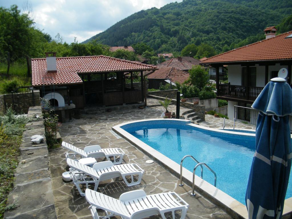 Family Hotel Chiflik Hills Extérieur photo